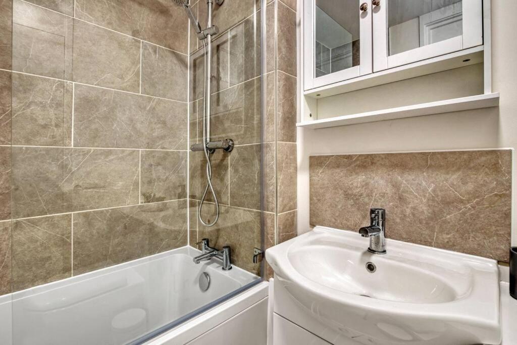 Hidden Gem In Battersea W/ Free Parking Apartment London Luaran gambar